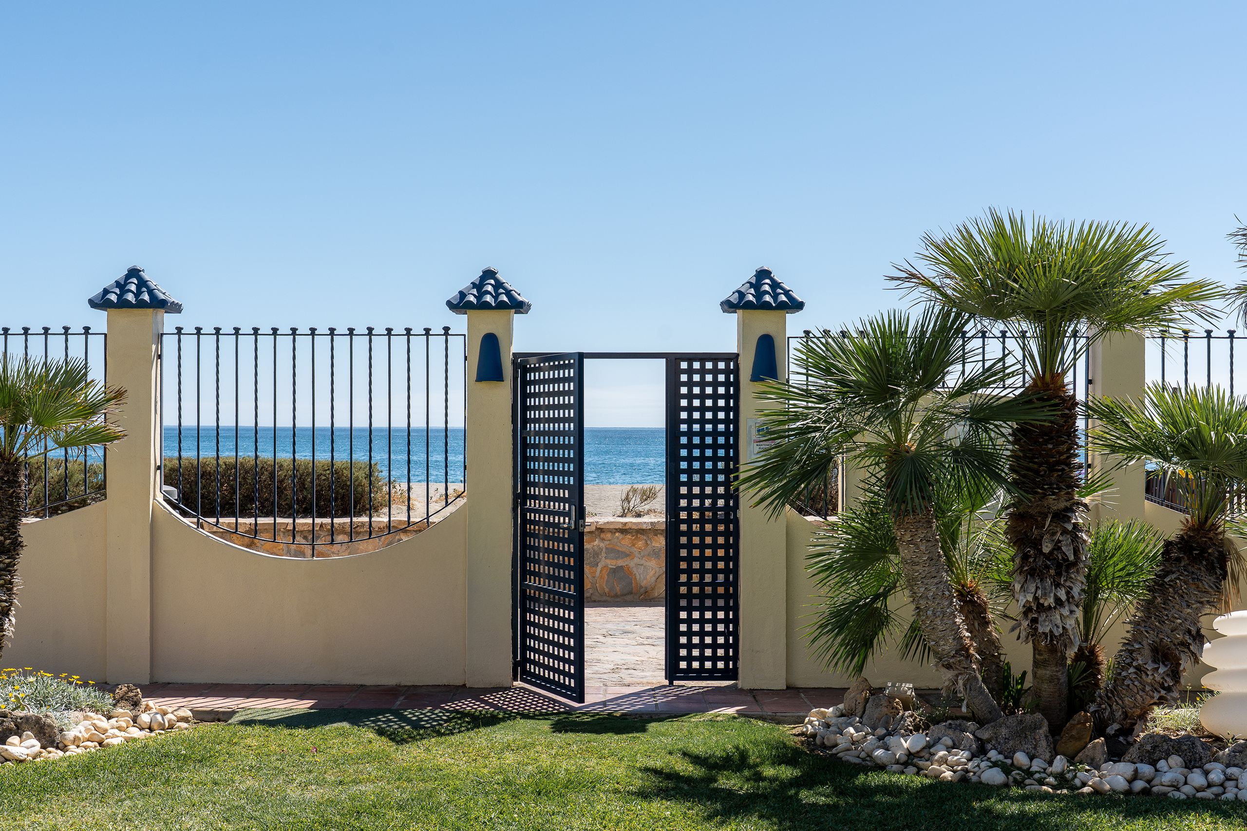 Beachfront townhouse in Marina Casares